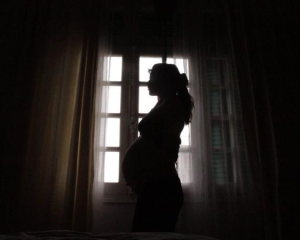 代孕妈妈自诉:“我们像牛一样被对待,并受到医生的嘲笑”